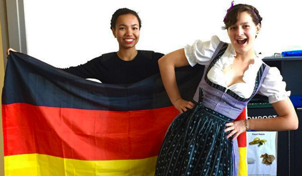 Students at 蜜桃社 holding the German flag.